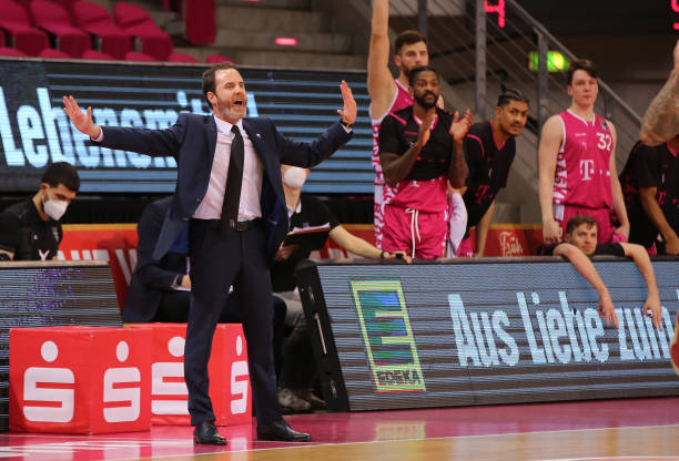 制对手后防 制对手后防