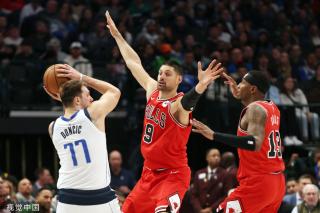 在场地中央 在场地中央