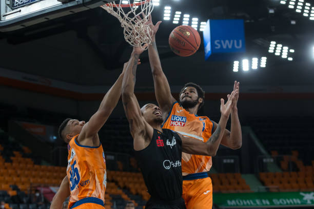 依然位居小 依然位居小